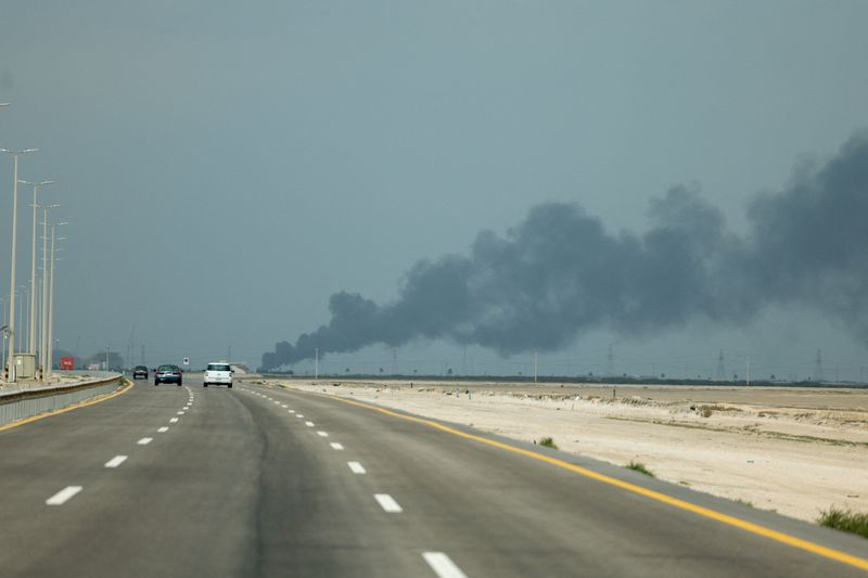 De la fumée s'échappe de la raffinerie de pétrole Ras Tanura de Saudi Aramco après une attaque de drone iranien