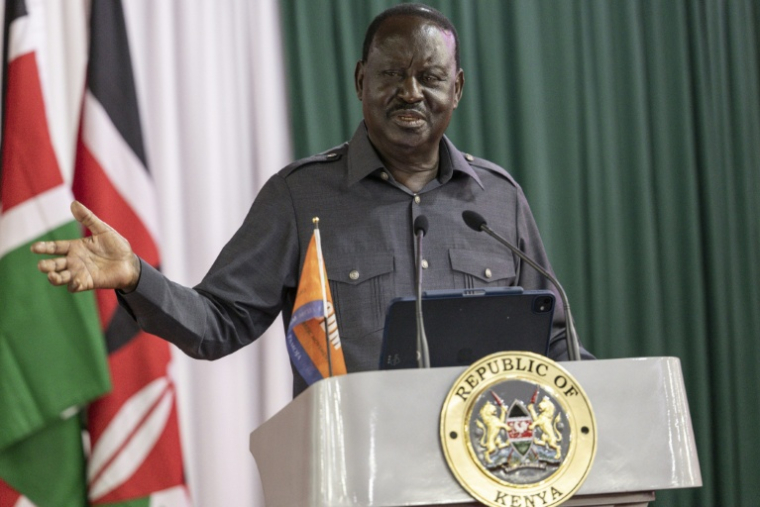 Le leader de l'opposition kényane Raila Odinga fait une déclaration après la signature officielle d'un accord de coopération politique avec le président William Ruto dans le but de renforcer sa présidence après des mois de troubles, le 7 mars 2025 à Nairobi ( AFP / SIMON MAINA )