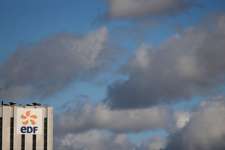 Le logo de l'entreprise Electricite de France est visible sur la centrale EDF de Bouchain, près de Valenciennes