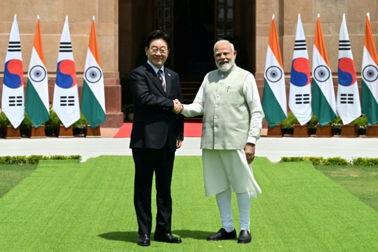 Le président sud-coréen Lee Jae-myung et le Premier ministre indien Narendra Modi, à New Dehli, le 20 avril 2026 ( AFP / Sajjad HUSSAIN )