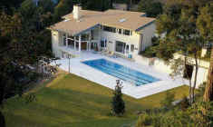 Louer sa piscine à des particuliers est une des façons de gagner de l'argent avec son logement. (© DR)