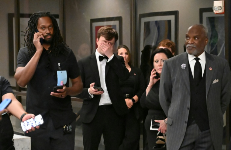 Des journalistes dans le hall de l'hôtel Hilton de Washington après qu'un homme armé a tenté de forcer l'entrée du dîner des correspondants de la Maison Blanche auquel assistait le président américain Donald Trump, le 25 avril 2026  ( AFP / Alex WROBLEWSKI )