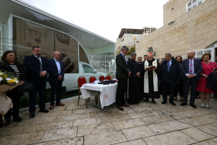 Présentation du "Véhicule de l'Espoir", la papamobile utilisée par le pape François lors de sa visite à Bethléem en 2014 et réaménagée en clinique mobile pour enfants afin d'être déployée dans la bande de Gaza, à Bethléem, en Cisjordanie occupée par Israël, le 25 novembre 2025 ( AFP / HAZEM BADER )