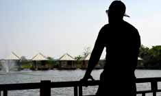 Le Cambodgien Pheap Rom sur la terrasse d'un restaurant à Phnom Penh, le 30 mars 2026 ( AFP / TANG CHHIN Sothy )