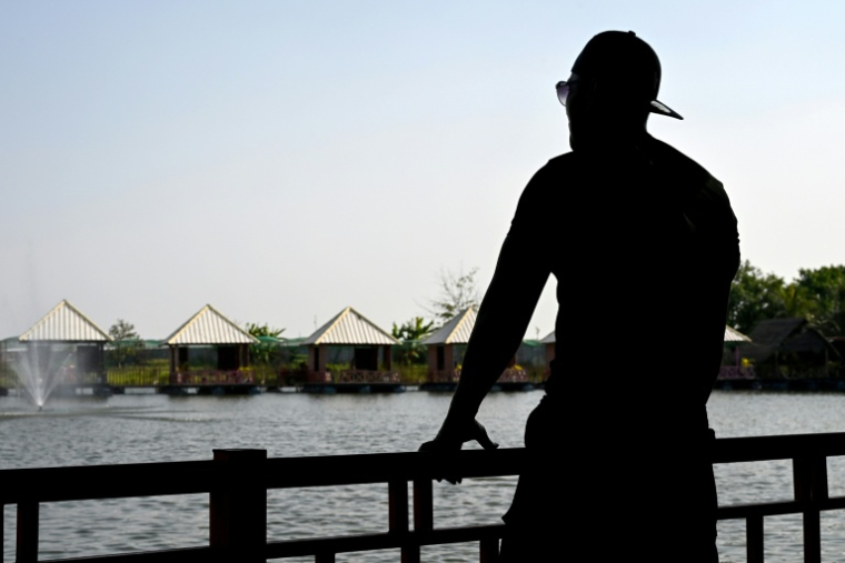 Le Cambodgien Pheap Rom sur la terrasse d'un restaurant à Phnom Penh, le 30 mars 2026 ( AFP / TANG CHHIN Sothy )