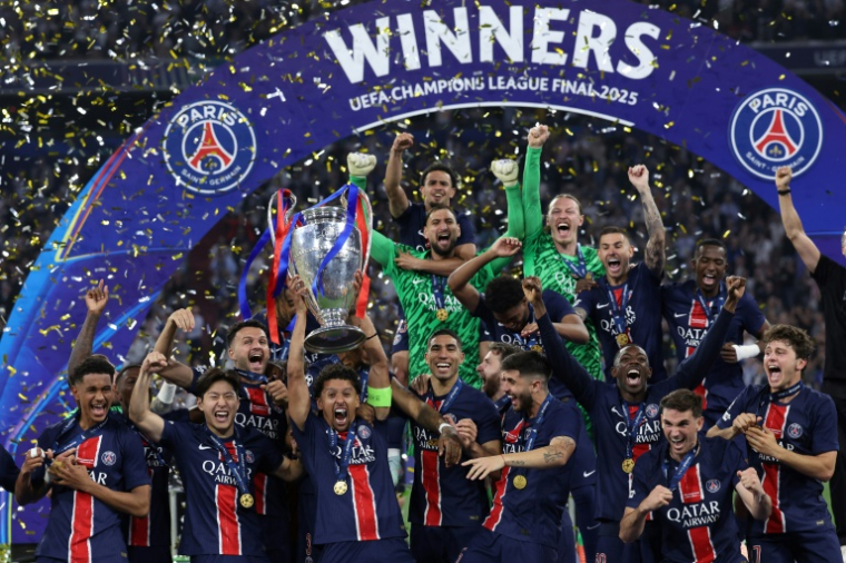 Le défenseur parisien Marquinhos soulève la Ligue des champions après la victoire du PSG en finale face à l'Inter Milan, à Munich, le 31 mai 2025 ( AFP / FRANCK FIFE )