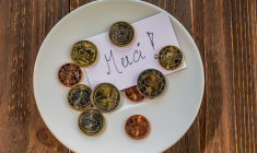 (Le pourboire en carte bancaire sonnera-t-il la fin du traditionnel pourboire en espèces laissé au comptoir ou dans une coupelle ? Crédit photo : Adobe Stock)