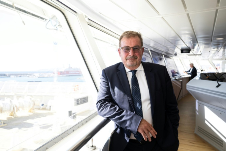 Xavier Leclercq, vice-président du groupe CMA CGM, à bord du Neoliner Origin, premier cargo à voile de nouvelle génération, au port de Marseille, le 6 octobre 2025 ( AFP / Miguel MEDINA )