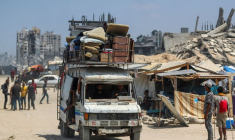 Des Palestiniens déplacés fuyant le nord de Gaza se dirigent vers le sud