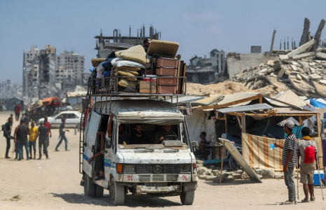 Des Palestiniens déplacés fuyant le nord de Gaza se dirigent vers le sud