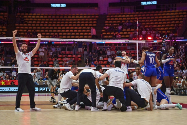 Le staff des Bleues, dont le sélectionneur espagnol César Hernandez (G) célèbrent la victoire face à la Chine, en 8e de finale du Mondial, le 31 août 2025 à Bangkok ( AFP / Amaury PAUL )