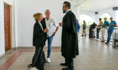 Jean-Luc Felix (au centre) et Sylvie Felix (à gauche), les parents du Français Tom Felix, accusé de détention et trafic de stupéfiants en Malaisie, s'entretiennent avec un avocat à la Haute Cour d'Alor Setar, le 16 juin 2025 ( AFP / Hakim Mustapha )