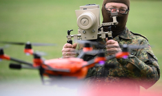 Un soldat allemand de la Bundeswehr, en démonstration d'un brouilleur de drones, en septembre 2025 (illustration) ( AFP / TOBIAS SCHWARZ )