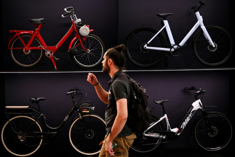 Un visiteur au salon du vélo Eurobike à Francfort, le 24 juin 2026 en Allemagne ( AFP / Kirill KUDRYAVTSEV )