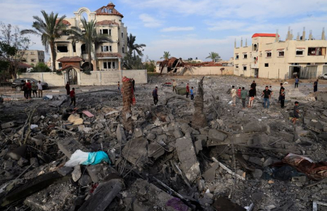Conséquences d'une frappe israélienne sur une maison, à Khan Younis