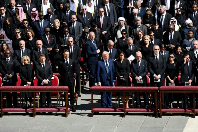 Le président français Emmanuel Macron, son épouse Brigitte Macron, le président américain Donald Trump, la première dame Melania Trump parmi les chefs d'Etat et personnalités qui assitent aux funérailles du pape François place Saint-Pierre au Vatican, le 26 avril 2025 ( AFP / Isabella BONOTTO )