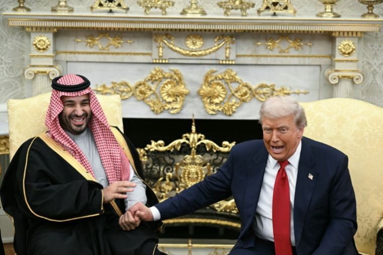 Donald Trump et le prince héritier saoudien Mohammed ben Salmane dans le Bureau ovale de la Maison Blanche, le 18 novembre 2025 ( AFP / Brendan SMIALOWSKI )