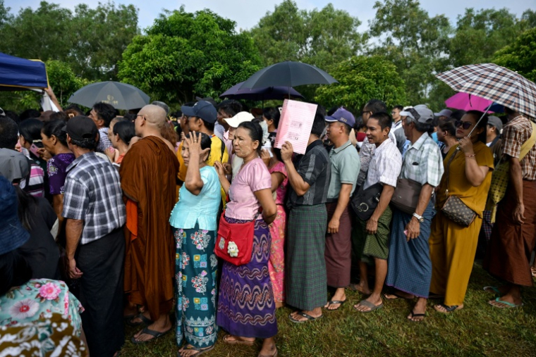 Des familles de migrants birmans renvoyés de Malaisie attendent le retour de leurs proches devant la base navale de Thanlyin, en Birmanie, le 4 octobre 2026 ( AFP / Sai Aung MAIN )