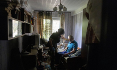 Un volontaire aide un habitant qui évacue sa maison en raison des avancées russes à Selydove, près de Pokrovsk