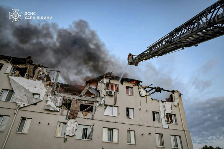 Photo prise et diffusée par le service d'urgence ukrainien, le 18 août 2025, d'un immeuble résidentiel endommagé à la suite d'une attaque aérienne russe à Kharkiv ( Service d'urgence ukrainien / Handout )