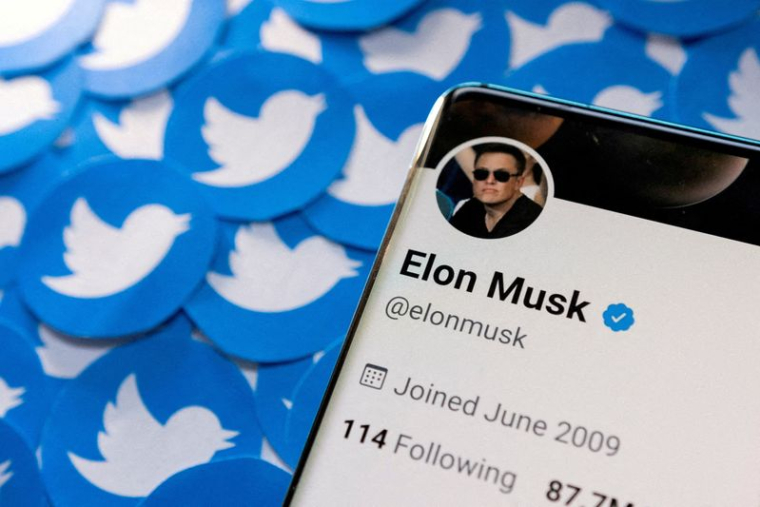Image d'illustration montre le profil Twitter d'Elon Musk et des logos de l'entreprise