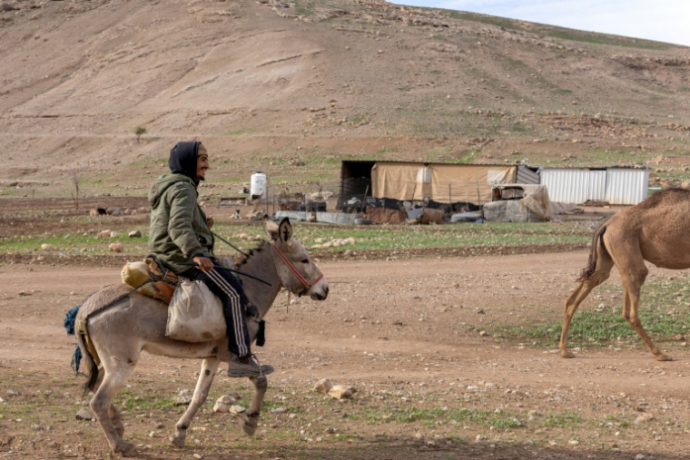 Un colon israélien dans le village de Ras Ein al-Auja, en Cisjordanie occupée, le 1er janvier 2026 ( AFP / ILIA YEFIMOVICH )
