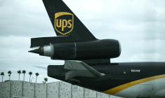 Un avion MD-11 exploité par UPS à l'aéroport international de Miami, le 5 novembre 2025 ( AFP / Brendan SMIALOWSKI )