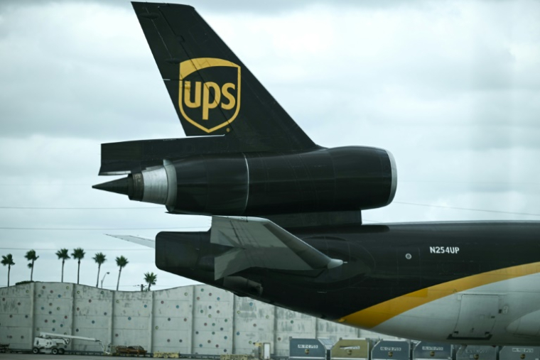 Un avion MD-11 exploité par UPS à l'aéroport international de Miami, le 5 novembre 2025 ( AFP / Brendan SMIALOWSKI )