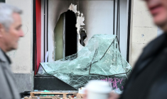 Un magasin vandalisé à Paris lors des violences du 17 octobre 2026 ( AFP / Matthieu RONDEL )