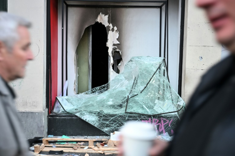 Un magasin vandalisé à Paris lors des violences du 17 octobre 2026 ( AFP / Matthieu RONDEL )