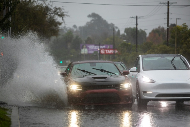 Des voitures sur une route inondée à Los Angeles, en Californie, aux Etats-Unis, le 24 décembre 2025 ( AFP / Apu GOMES )