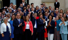 Les députés du NFP devant l'Assemblée nationale