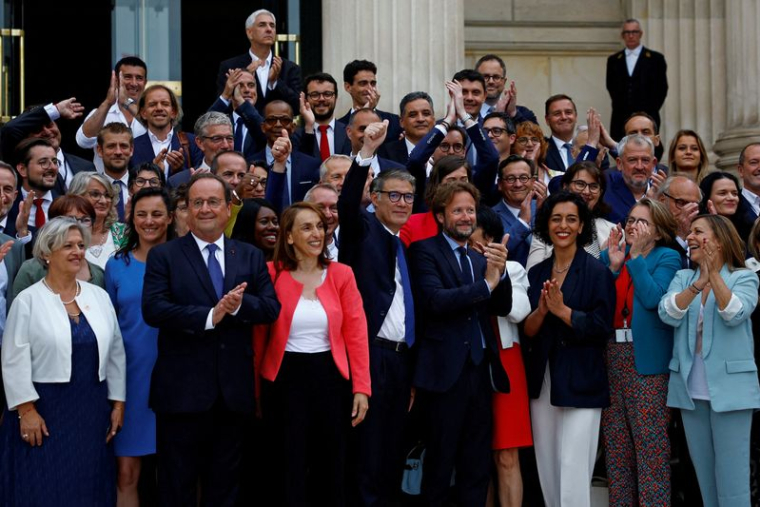Les députés du NFP devant l'Assemblée nationale