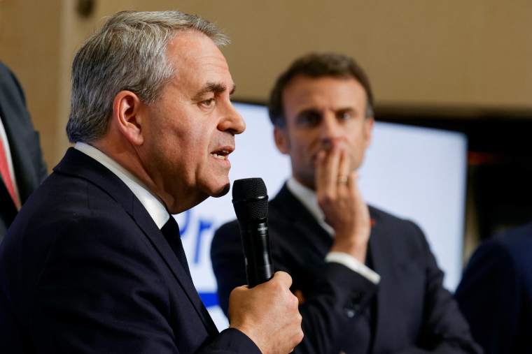Xavier Bertrand, président de la Région Hauts-de-France, et Emmanuel Macron, le 12 mai 2023 ( POOL / PASCAL ROSSIGNOL )