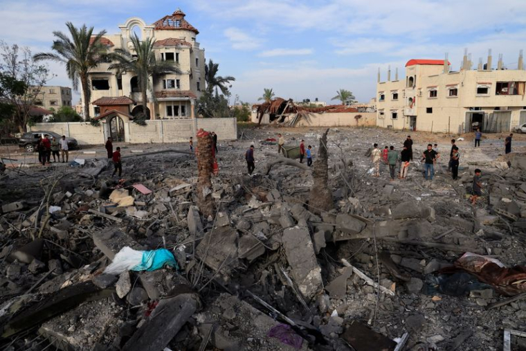 Conséquences d'une frappe israélienne sur une maison, à Khan Younis