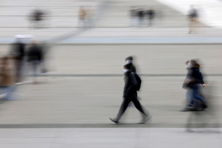 Photo des gens qui marchent dans le quartier d'affaires de La Défense