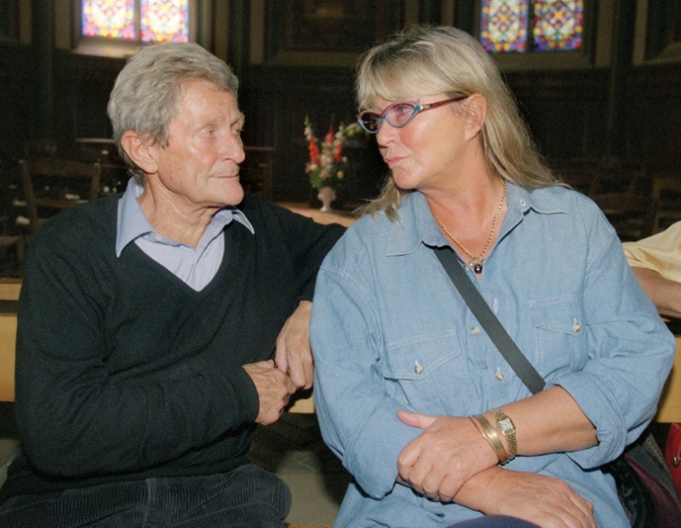 Le professeur Léon Schwartzenberg et son épouse, la comédienne Marina Vlady, dans l'église Saint-Bernard à Paris, où ils sont venus soutenir les quelque 300 Africains "sans-papiers" qui occupent les lieux, le 17 août 1996  ( AFP / THOMAS COEX )