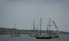 Des navires de la Global Sumud Flotilla, interceptés par la marine israélienne dans les eaux internationales, sont amarrés au large de la ville d'Ierapetra, sur l'île de Crète, le 1er mai 2026 ( AFP / Eleftherios Elis MITZA )