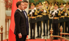 Le président chinois Xi Jinping et le président français Emmanuel Macron au Palais du Peuple à Pékin, le 4 décembre 2025 ( POOL / Ludovic MARIN )