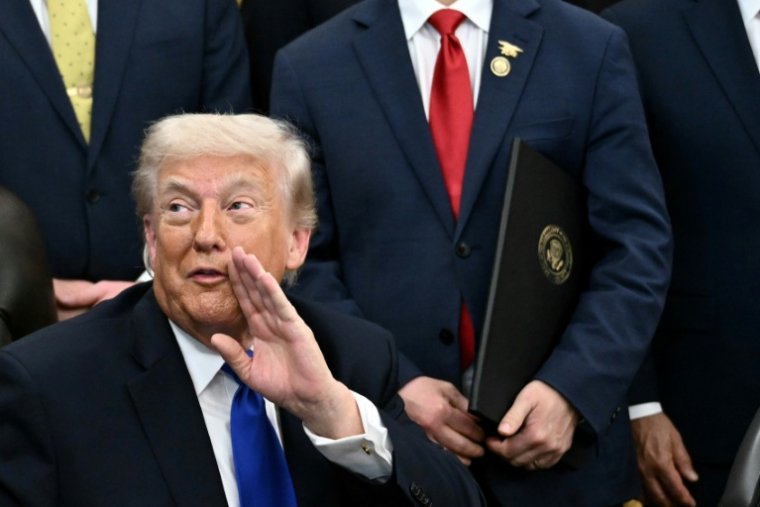 Le président américain Donald Trump s'exprime après la signature de décrets exécutifs dans le Bureau ovale de la Maison Blanche, à Washington, le 30 avril 2026 ( AFP / Brendan SMIALOWSKI )
