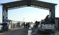 Des membres des forces de sécurité syriennes pénètrent à bord de leurs véhicules dans le camp d'Al-Hol, dans la province de Hassaké,  le 21 janvier 2026 ( AFP / OMAR HAJ KADOUR )