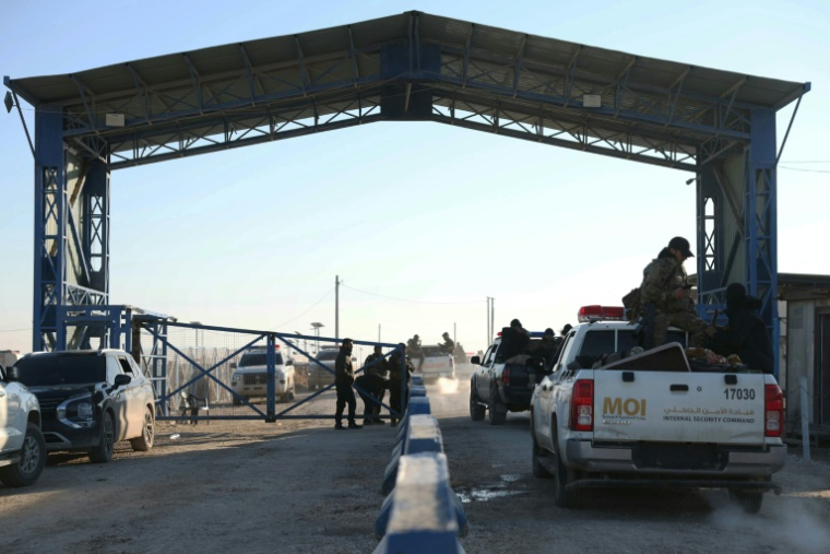 Des membres des forces de sécurité syriennes pénètrent à bord de leurs véhicules dans le camp d'Al-Hol, dans la province de Hassaké,  le 21 janvier 2026 ( AFP / OMAR HAJ KADOUR )