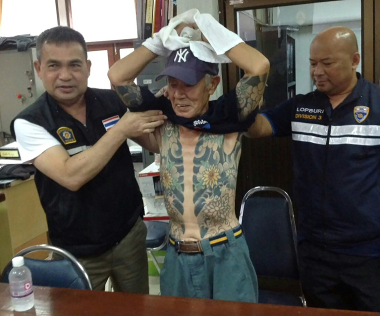 Les tatouages du chef yakuza à la retraite Shigeharu Shirai (D) exhibés par la police thaïlandaise qui l'a arrêté après 14 ans de cavale, le 10 janvier 2018 dans la province de Lopburi (centre de la Thaïlande) ( THAI ROYAL POLICE / Handout )