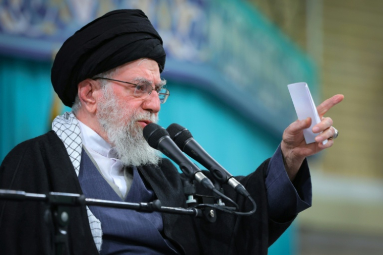 Photo fournie par les services du guide suprême iranien, Ali Khamenei, le montrant s'adresser à des partisans à Téhéran  le 17 janvier 2026 ( KHAMENEI.IR / - )
