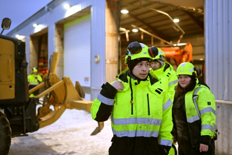 Des étudiants s'entraînent à opérer une excavatrice le 2 février 2026, à l'Ecole des minéraux et du pétrole du Groenland à Sisimiut ( AFP / Ina FASSBENDER )