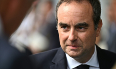 Le Premier ministre Sébastien Lecornu lors d'un déplacement à Merignac, le 17 août 2026 ( POOL / Christophe ARCHAMBAULT )