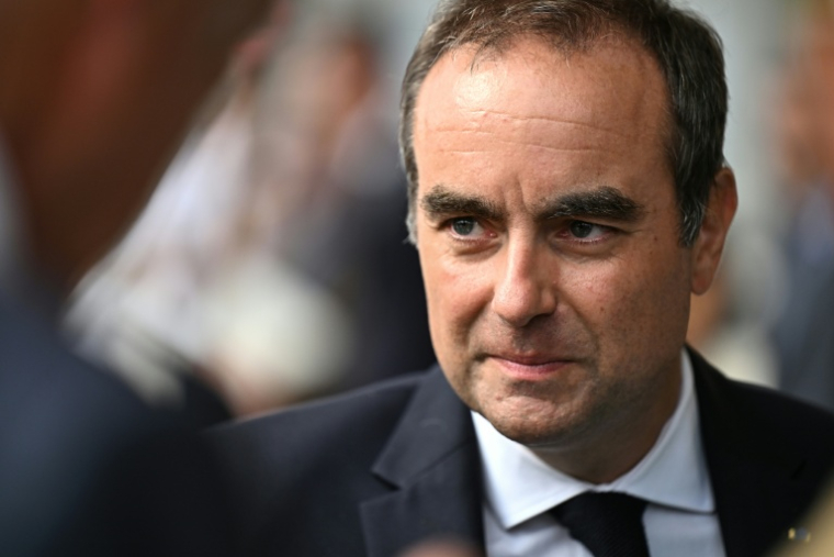Le Premier ministre Sébastien Lecornu lors d'un déplacement à Merignac, le 17 août 2026 ( POOL / Christophe ARCHAMBAULT )