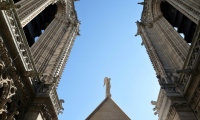 L'Ange à la Trompette entre les tours de la cathédrale Notre-Dame de Paris, lors de la cérémonie d'inauguration du nouveau parcours de visite des tours, le 19 septembre 2025 ( POOL / Ludovic MARIN )