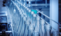 Ligne de fabrication de bouteilles en verre. (Crédit:  / Adobe Stock)