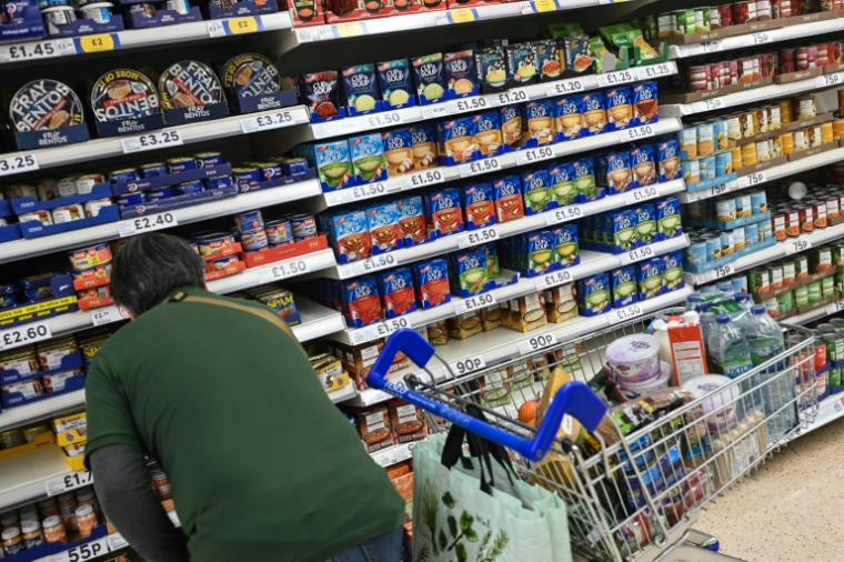 Un client dans un supermarché à Aylesbury, le 15 août 2023 au Royaume-Uni ( AFP / JUSTIN TALLIS )
